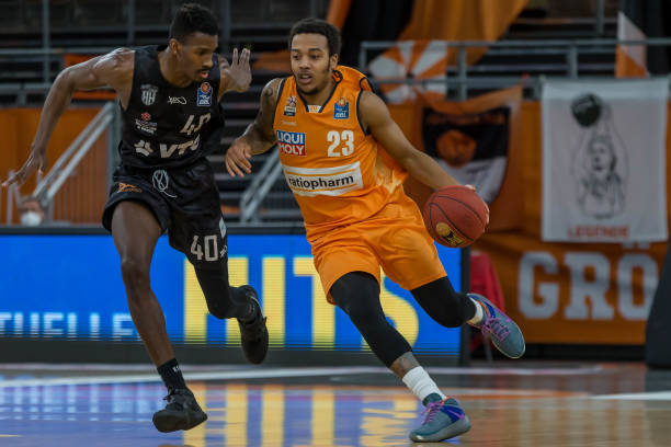 冰冷场地上 冰冷场地上